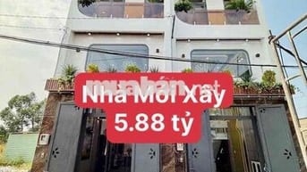 Nhà 5 tầng mới xây gần ngã tư ga, có sân ô tô, 4PN và phòng thờ