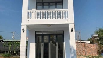 Cho thuê nhà mới xây 1 trệt 1 lầu  2 PN. Giá 4tr5, sát chợ Chánh Lưu