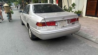 Toyota Camry 5 chỗ màu Bạc