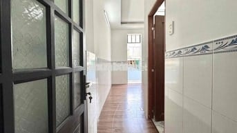1 PHÒNG NGỦ BAN CÔNG CỬA SỔ NGAY NGÃ 7 LÝ THÁI TỔ MỚI 100%