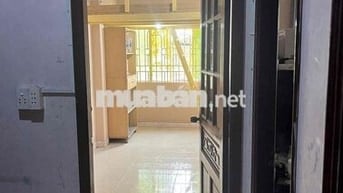 Phòng trống toilet riêng có ban công giờ giấc tự do