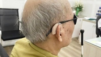 Dù đôi mắt không còn sáng rõ, bác vẫn muốn đôi tai mình được lắng nghe