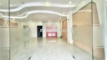 Toà nhà 1 hầm 1 trệt. 2 Lầu , sân thường , 9x17m gần Becamex Tower