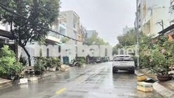 VILLA ĐỘC LẬP_DT: 10x18m_ĐÚC 3TẤM MỚI 99%_5PN_5WC_Sân Thượng