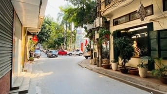 Bán nhà 50m2 phố Ngọc Khánh, Ba Đình, vị trí đẹp, 20m ra mặt phố