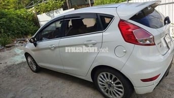 Ford Fiesta Trắng 5 chỗ