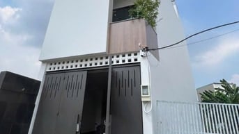 Bán nhà mới 100% có thang máy, sân vườn thoáng mát