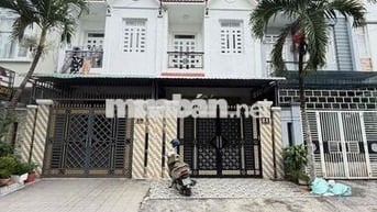 Nhà 2 lầu rộng có nội thất KdC Hồng Phát