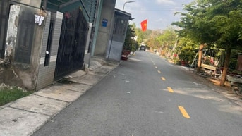 Đất thổ cư ngang 9m mặt tiền đường nhựa 300m2 gần Vsip 2 cần bán