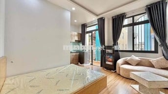 STUDIO BAN CÔNG - CỬA SỔ - NGAY CHỢ HOÀNG HOA THÁM - FULL NT ĐẸP