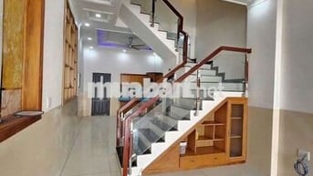 Cho thuê nhà 1 trệt 2 lầu gần ngã tư Miếu Ông Cù