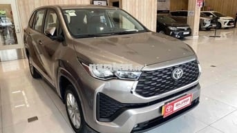 Toyota Innova Cross 2.0V 2024 Đồng ánh kim