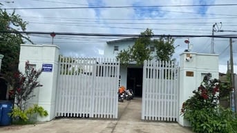 Cần bán nhà làm công ty kiêm kho hàng. Dt đất 385m2. dt sử dụng 550m2