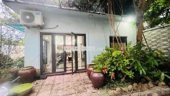 Cho thuê nhà Ngọc Thuỵ - 200m, ô tô đỗ cửa, sân vườn rộng.