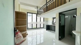 Phòng ban công rộng 35m2 - gác cao không đụng đầu ngay Phạm Văn Đồng