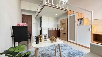 mới 100%, cửa sổ , ban công thoáng mát.