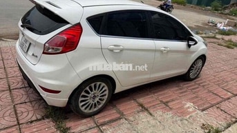 Ford Fiesta Trắng