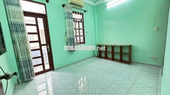 Cho thuê phòng ban công, có máy lạnh, tủ quần áo, máy giặt.