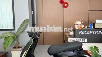 Vespa Sprint Tech 150cc Đen mới câu bình đổ xăng