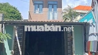 Nhà nguyên căn có 4 phòng ngủ, 3 tolet, 1 phòng bếp, một gara để xe 