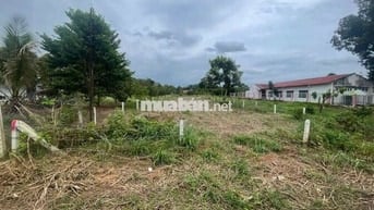 tôi cần bán miếng đất thổ cư giá rất ngộp ngan 12 dài 65, sổ hồng sẵn