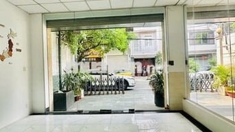 Cho thuê toà nhà ốp kính 179E Chu Văn An, Bình Thạnh, TP.HCM