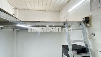 Căn Duplex full máy lạnh, bếp, tủ lạnh, cửa sổ lớn thoáng nhà mặt tiền