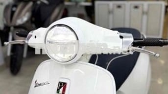 Piaggio Vespa iGet Trắng ABS LED USB Nữ