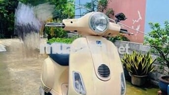 Piaggio Vespa Cổ điển màu Kem