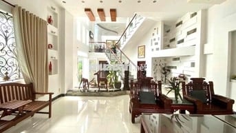 Nhà 6 phòng ngủ - ngay Hùng Vương