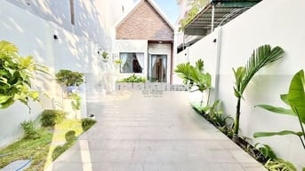 NHÀ  CÓ SÂN VƯỜN 2 PHÒNG  GIÁ 20 TRIỆU/THÁNG KHU PHƯỚC LONG