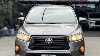 Toyota Innova 2.0E MT Số sàn 2023 Đồng ánh kim