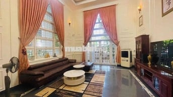Cho thuê biệt thự 3 tầng, 2 mặt tiền, 4BR, 4WC diện tích 131m2