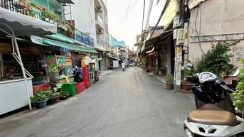 Bán nhà Dương Bá Trạc . ô tô đậu trước cửa . ngang 4x11 . giá 4.5 Tỷ