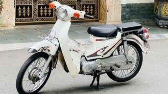 Honda Cub 50cc Trắng Học sinh đi học