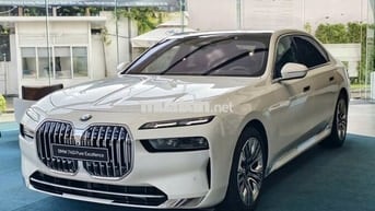 BMW 740i Pure Excellence Trắng 5 chỗ