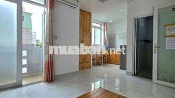 phòng diện tích rộng .có ban công cửa sổ gió trời