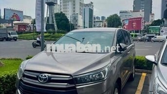 Toyota Innova 2.0E Số sàn Nâu vàng