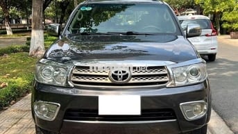 Toyota Fortuner 2010 số sàn máy dầu, màu xám