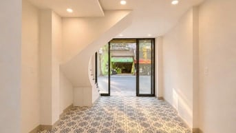 Nhà Mặt tiền Huỳnh Văn Bánh, 50m2, 5 tầng, Mới, Ở liền, 10.9 tỷ 