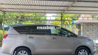 Toyota Innova 8 chỗ Số sàn Xăng Nâu vàng