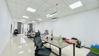 Cho thuê văn phòng tại đường Cát Linh sàn 60m2 thoáng nhiều ánh sáng.