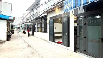 Cần bán nhà 1627/1a xe hơi trước nhà sổ chung với chủ nhà kế bên. 