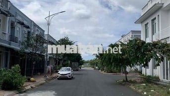 Nhà trệt lầu 130m2 sử dụng 02phòng+p. thờ KDC Hoàng Quân Cái Răng