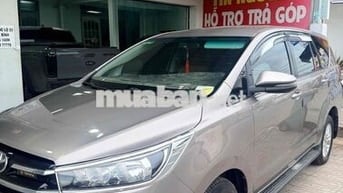 Toyota Innova 2.0E Số sàn Nâu vàng 7 chỗ