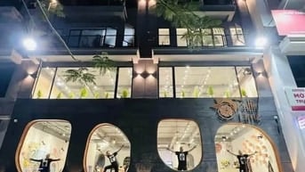Cho thuê nguyên tòa 8 tầng tại Nguyễn Văn Huyên mặt tiền 10m giá 148tr
