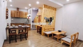 Nhà đẹp full nội thất dọn vào ở ngay .  Hẻm xe hơi tới nhà . 