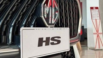 MG HS Luxury C-SUV Trắng mới 100%