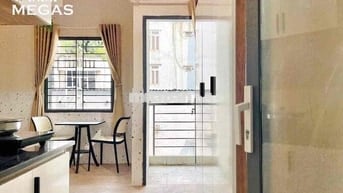 Phòng ban công có sẵn nội thất ngay Phan Văn Trị