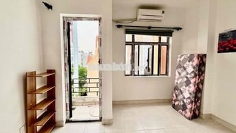 PHÒNG BAN CÔNG 3 CỬA SỔ - CẠNH CHỢ TÂN MỸ